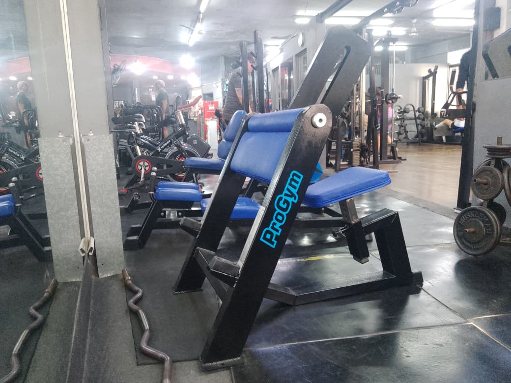 Zona de pesas y máquinas Sprint Gimnasio